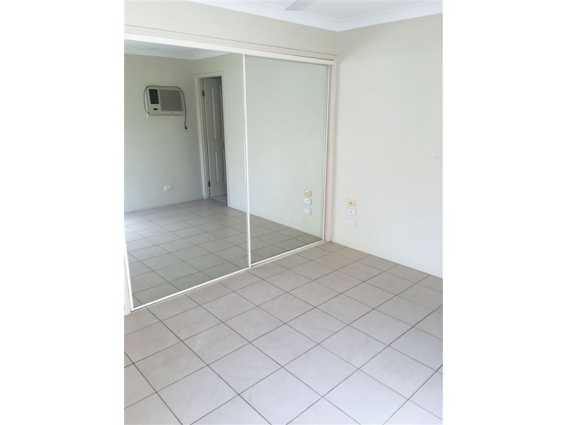 2/8 Government Road, Labrador QLD 4215