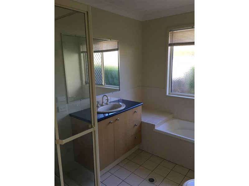 2/8 Government Road, Labrador QLD 4215