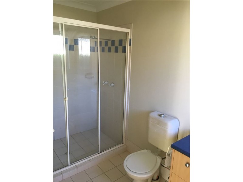 2/8 Government Road, Labrador QLD 4215
