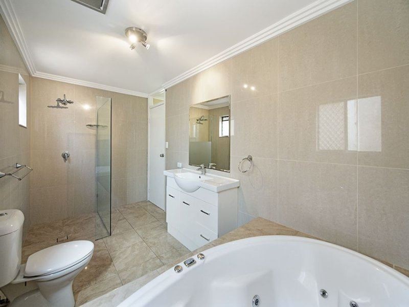 4 Lunar Court, Benowa QLD 4217