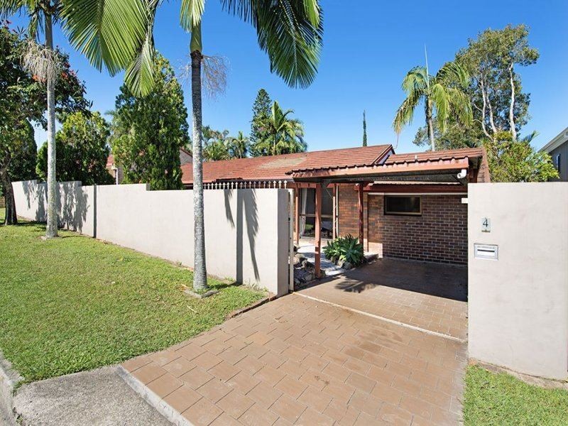 4 Lunar Court, Benowa QLD 4217