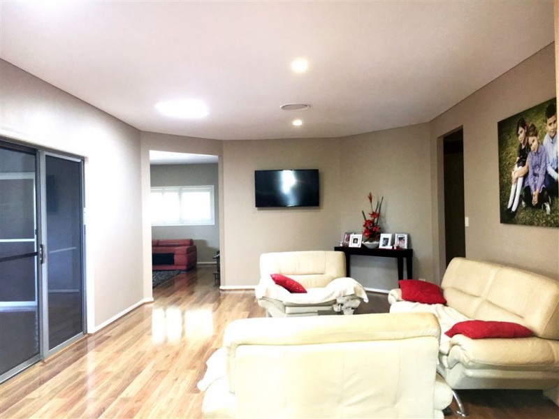 8 Stringybark Drive, Molendinar QLD 4214