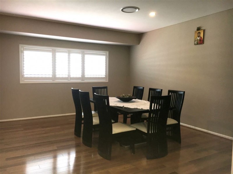 8 Stringybark Drive, Molendinar QLD 4214