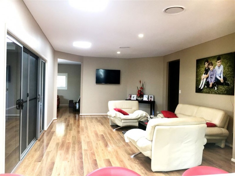 8 Stringybark Drive, Molendinar QLD 4214