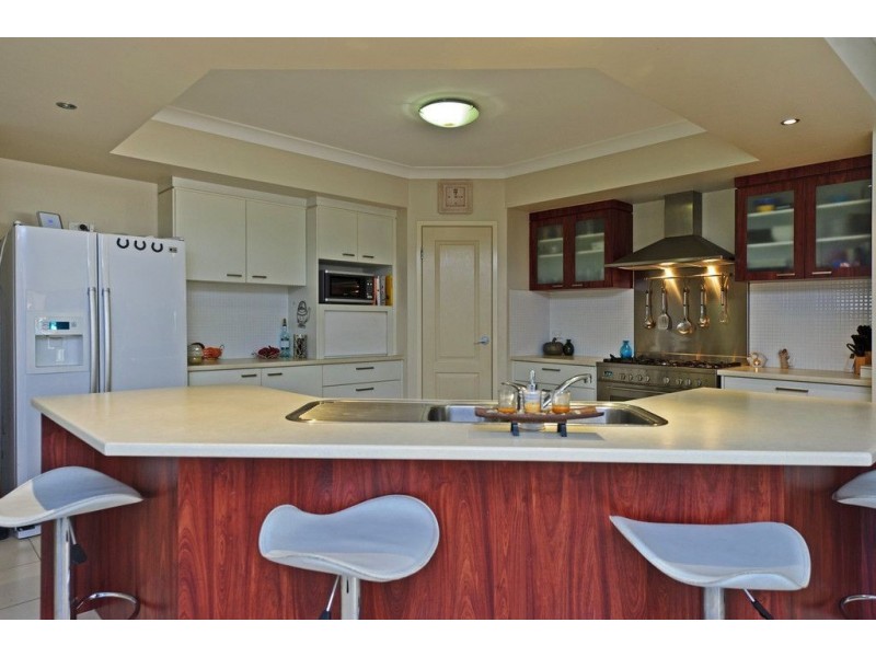 64 Racecourse Place, Tamborine QLD 4270