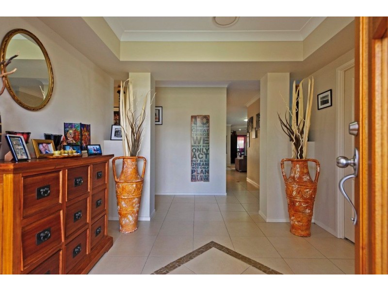 64 Racecourse Place, Tamborine QLD 4270