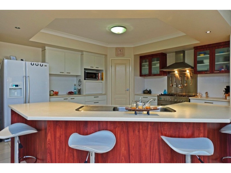 64 Racecourse Place, Tamborine QLD 4270