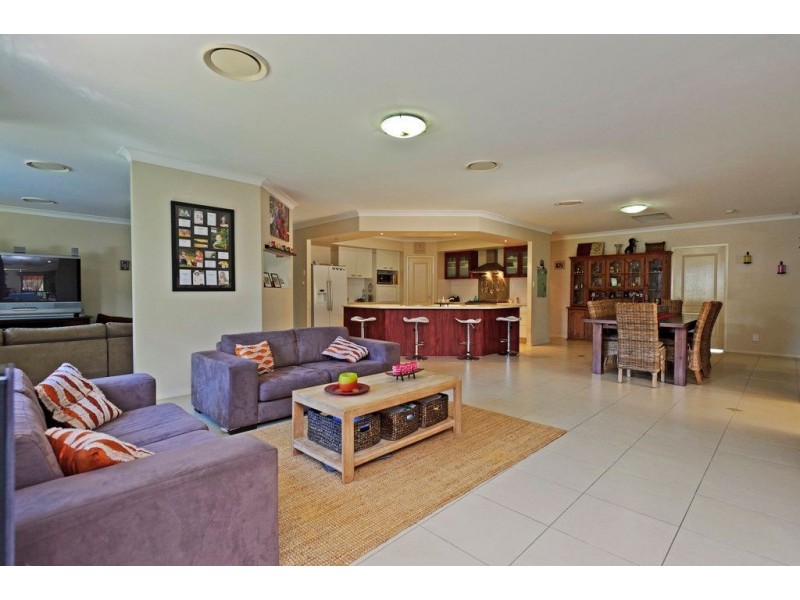 64 Racecourse Place, Tamborine QLD 4270