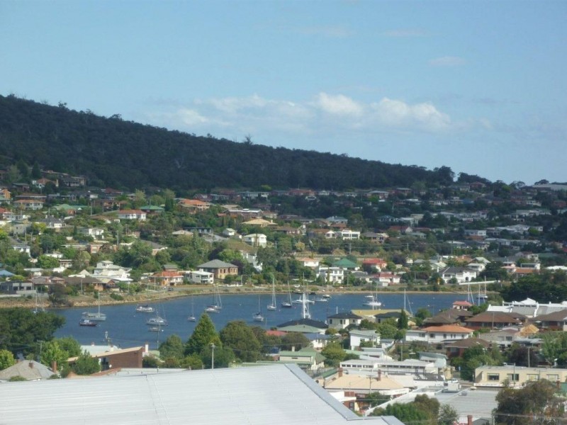 Units 1-4/8 Tianna Road, Lindisfarne TAS 7015