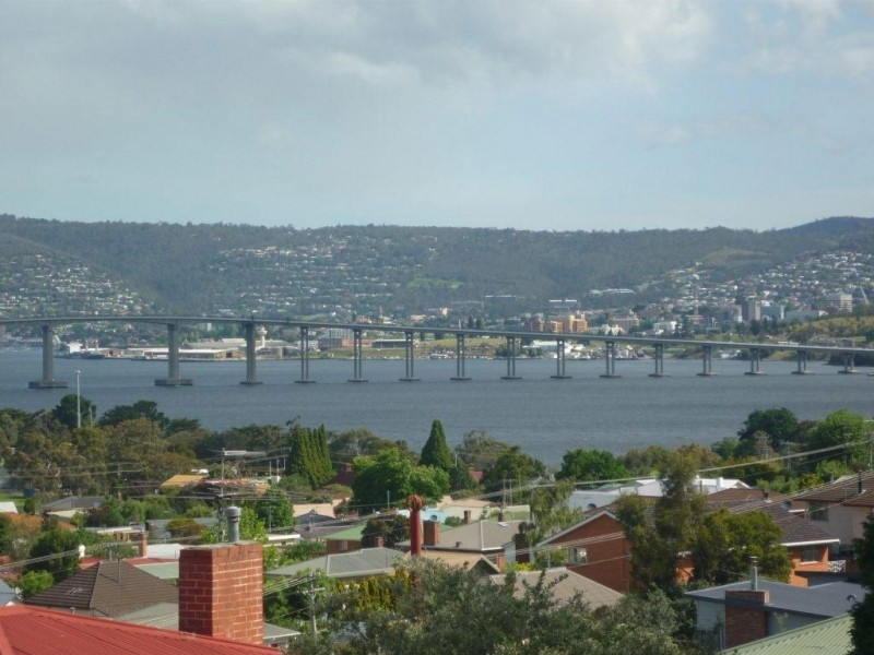 Units 1-4/8 Tianna Road, Lindisfarne TAS 7015