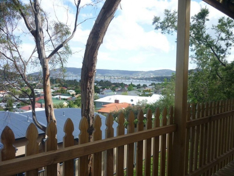 Units 1-4/8 Tianna Road, Lindisfarne TAS 7015