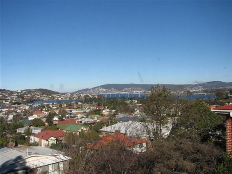 3/8 Tianna Road, Lindisfarne TAS 7015