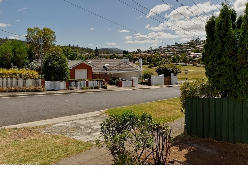 6 Liena Road, Lindisfarne TAS 7015