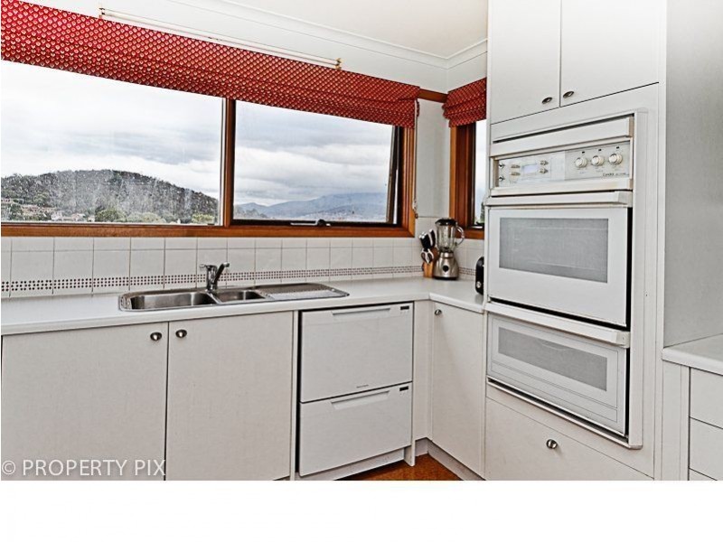 13 Cedar Street, Lindisfarne TAS 7015