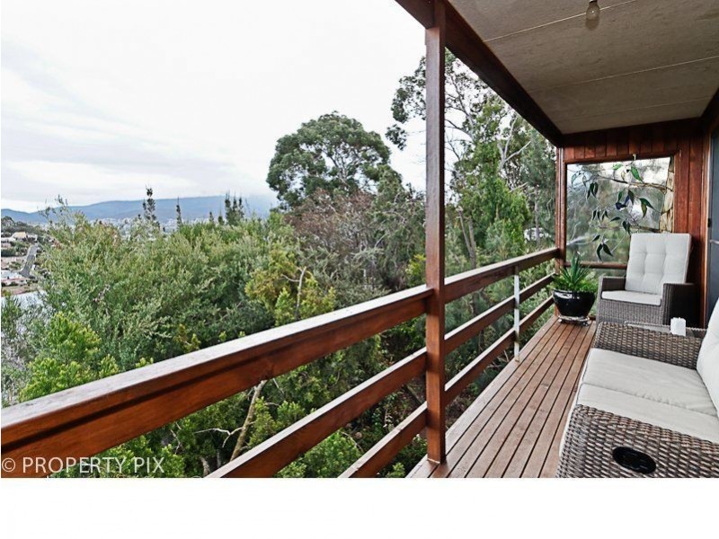 13 Cedar Street, Lindisfarne TAS 7015