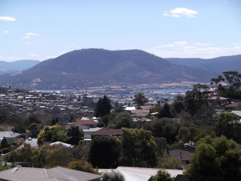 15 Lighton Way, Lenah Valley TAS 7008