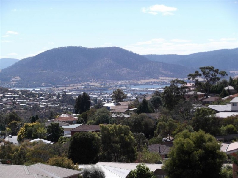 15 Lighton Way, Lenah Valley TAS 7008
