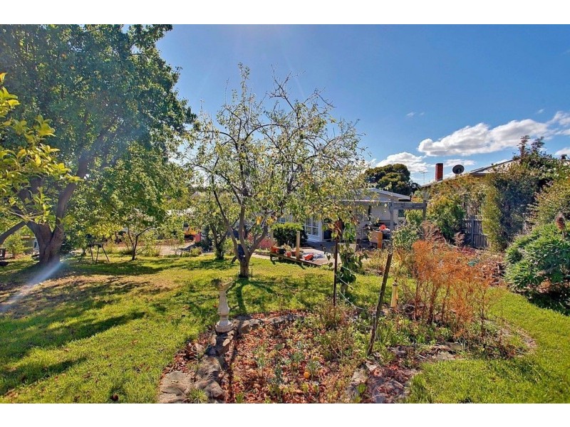 129 Augusta Road, Lenah Valley TAS 7008