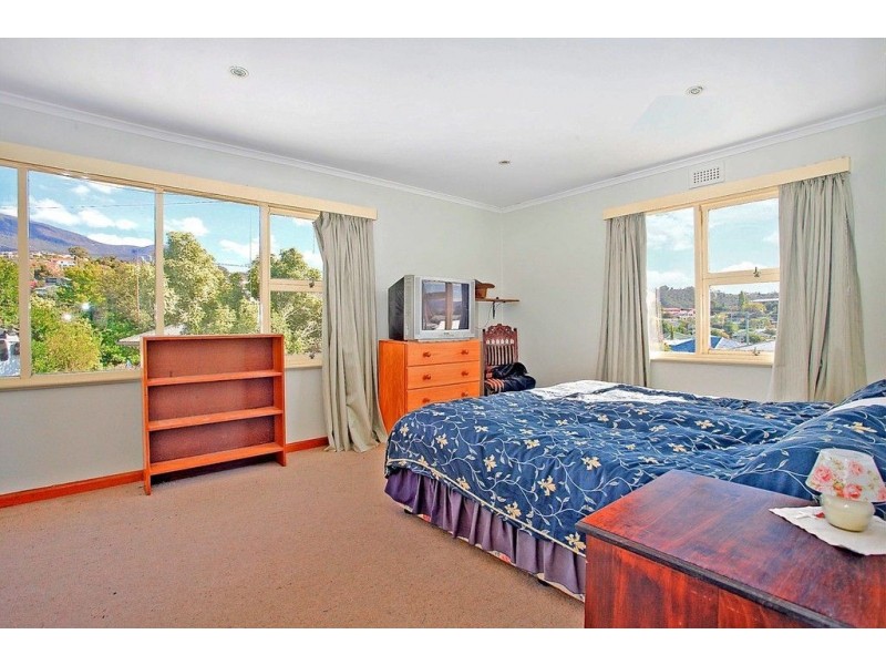 129 Augusta Road, Lenah Valley TAS 7008