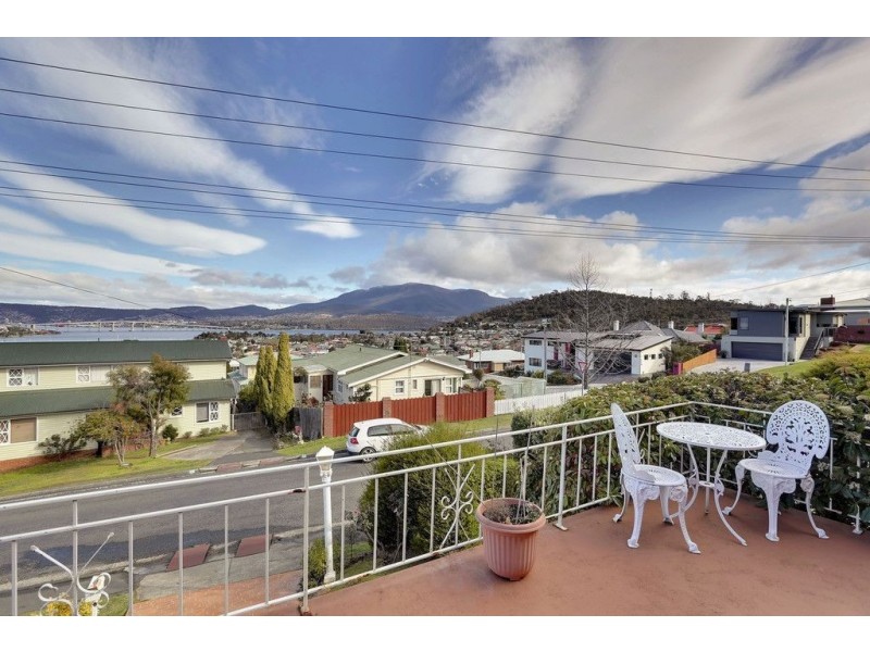 41 Malunna Road, Lindisfarne TAS 7015