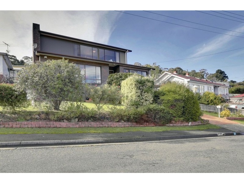 41 Malunna Road, Lindisfarne TAS 7015