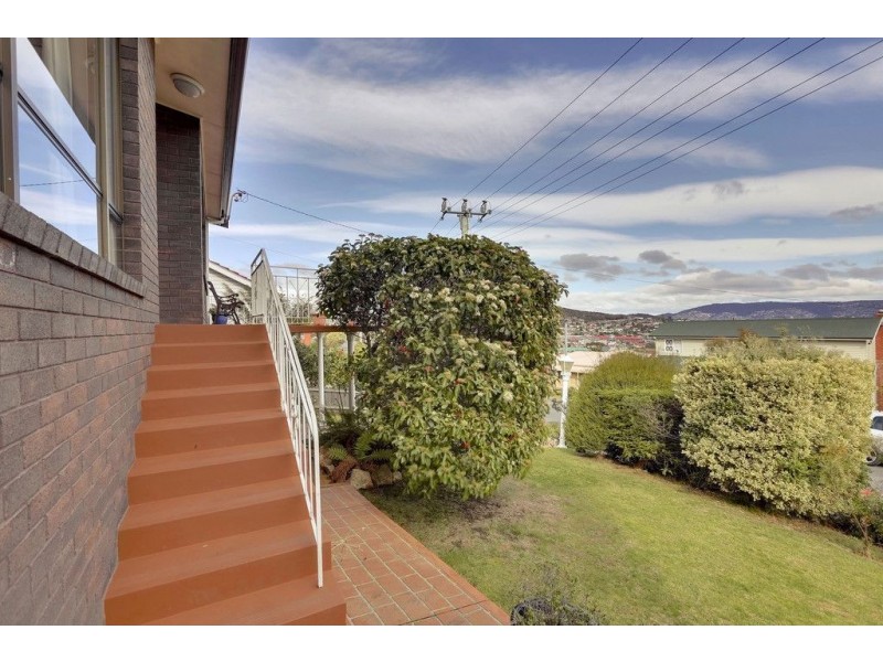 41 Malunna Road, Lindisfarne TAS 7015