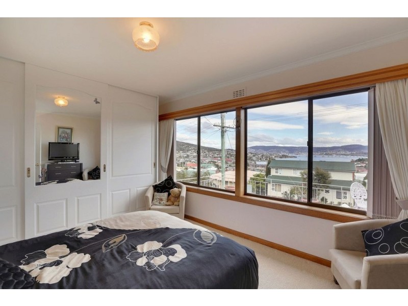 41 Malunna Road, Lindisfarne TAS 7015