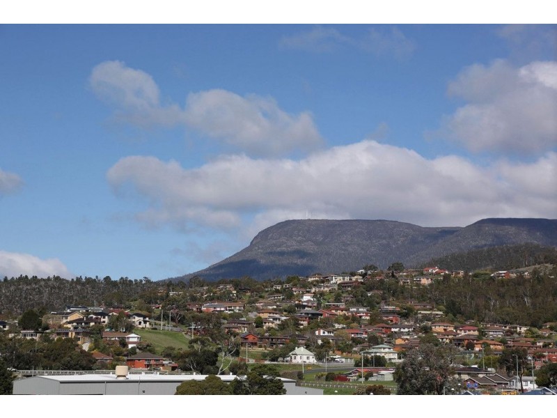 2/10 Chardonnay Drive, Berriedale TAS 7011