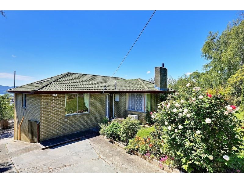 17 Hudson Crescent, Glenorchy TAS 7010