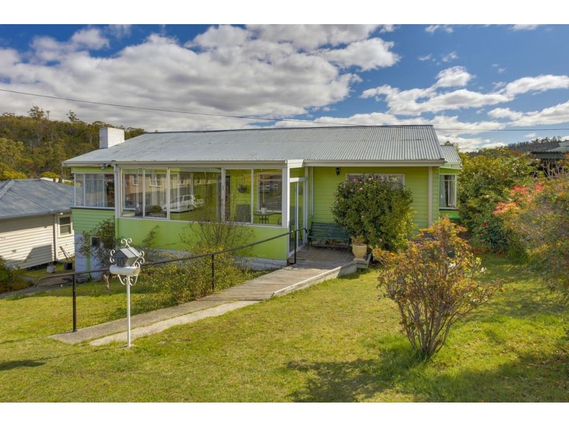 10 Lowanna Road, Lindisfarne TAS 7015