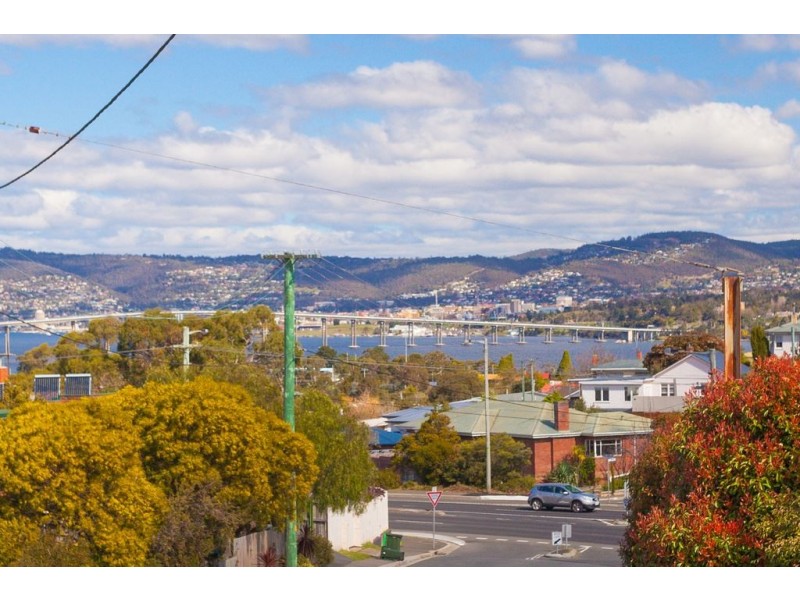 10 Lowanna Road, Lindisfarne TAS 7015