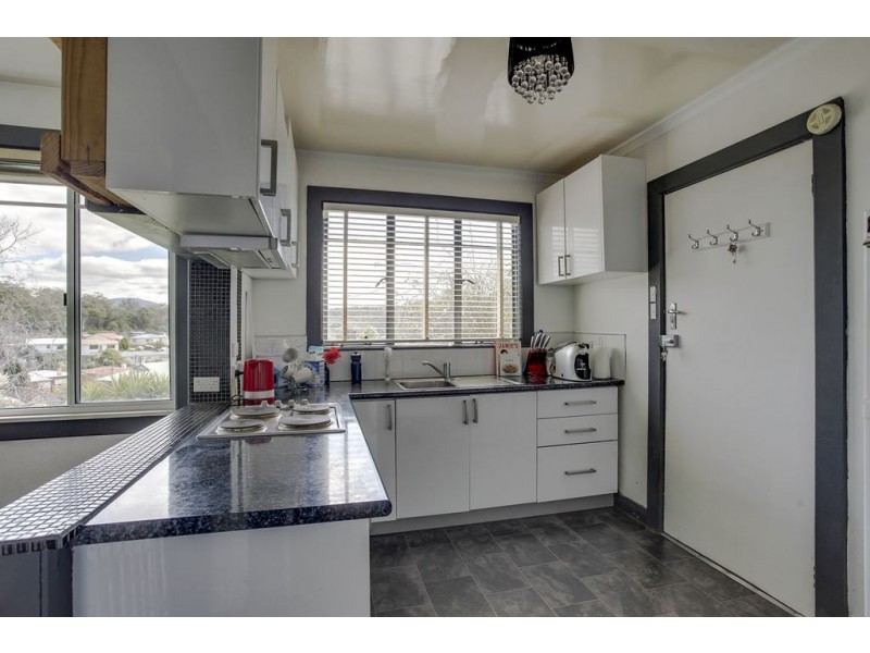 10 Lowanna Road, Lindisfarne TAS 7015