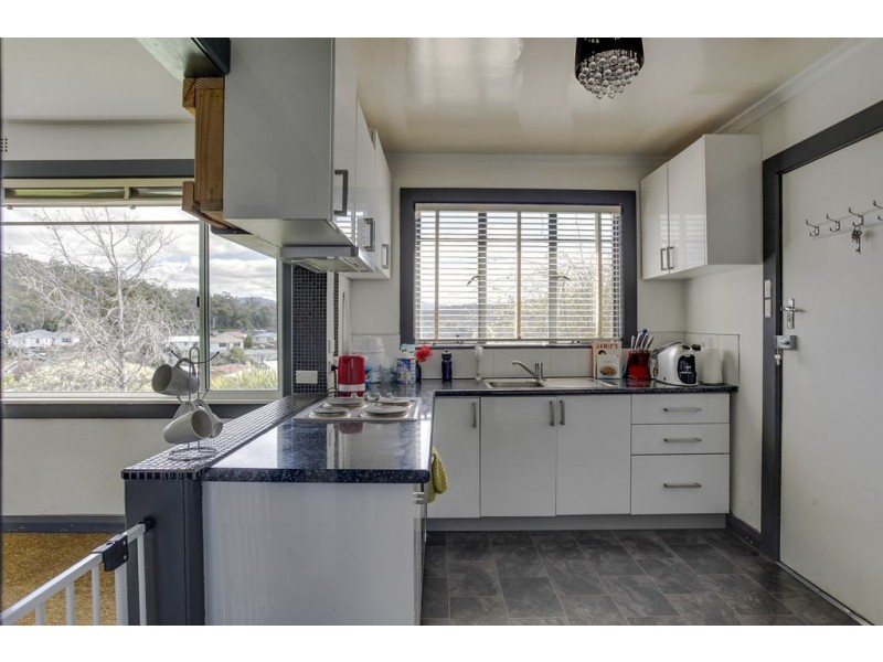 10 Lowanna Road, Lindisfarne TAS 7015