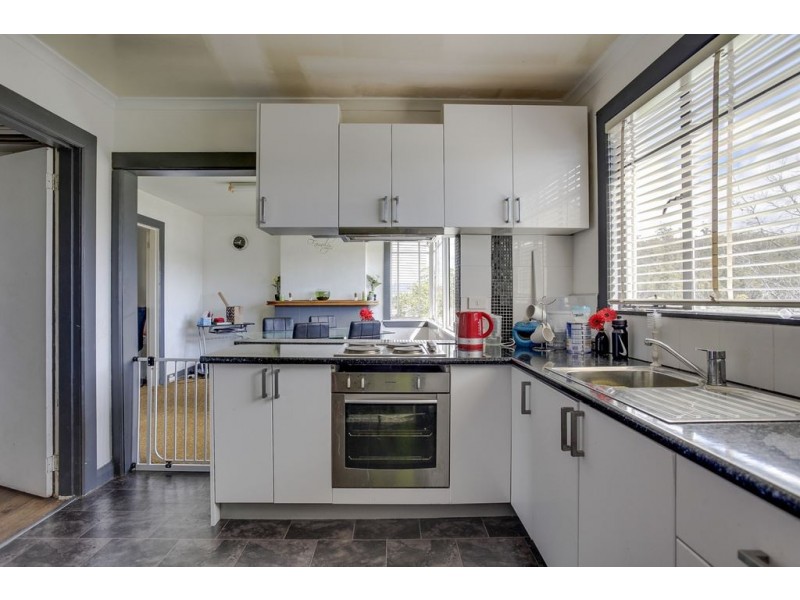 10 Lowanna Road, Lindisfarne TAS 7015