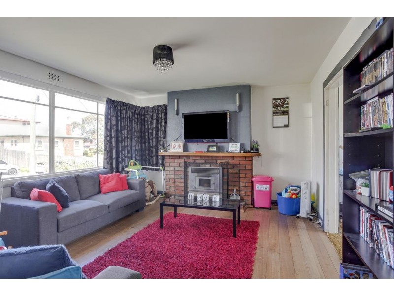 10 Lowanna Road, Lindisfarne TAS 7015