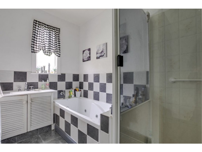 10 Lowanna Road, Lindisfarne TAS 7015