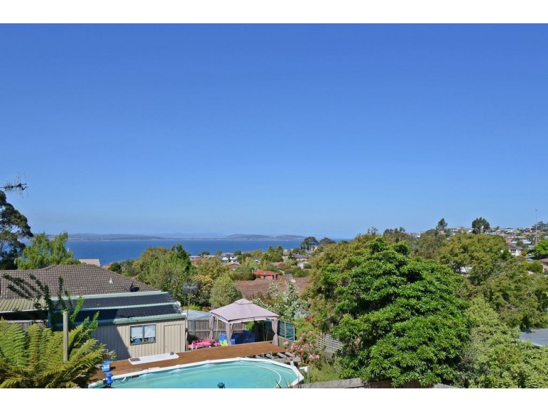 18 Calder Crescent, Blackmans Bay TAS 7052