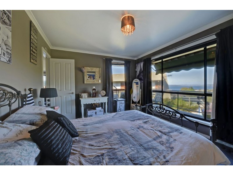 18 Calder Crescent, Blackmans Bay TAS 7052