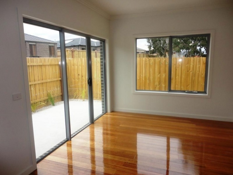 2 & 3/24 Methven Ave, South Morang VIC 3752