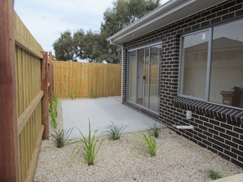 2/24 Methven Avenue, South Morang VIC 3752