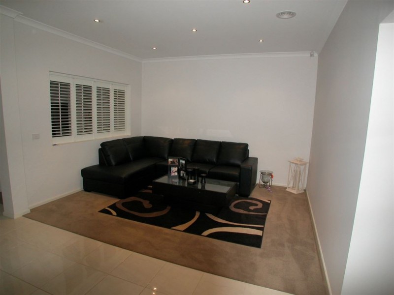 90 Hawkstowe Parade, South Morang VIC 3752