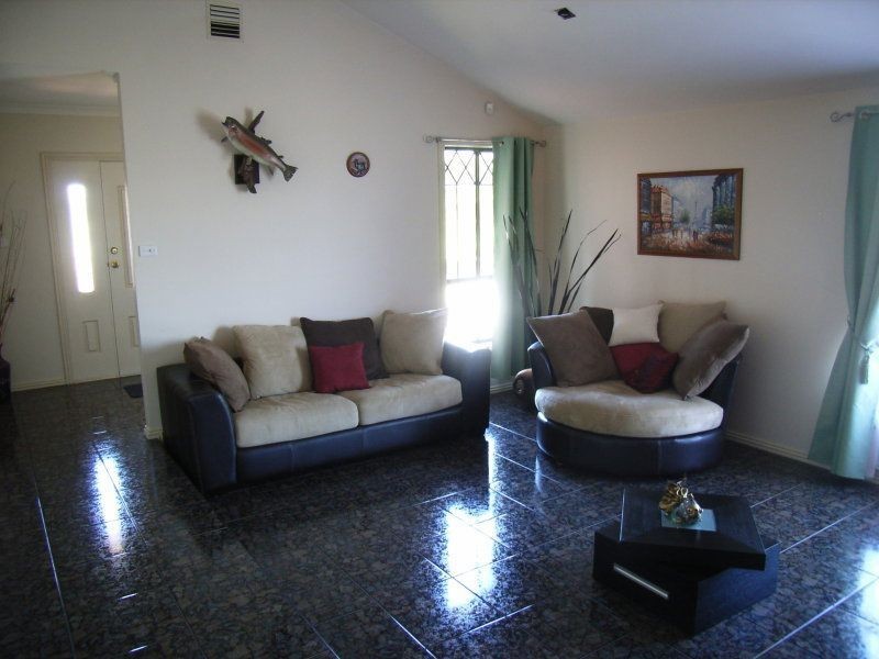 50 Benaroon Dve, Lalor VIC 3075