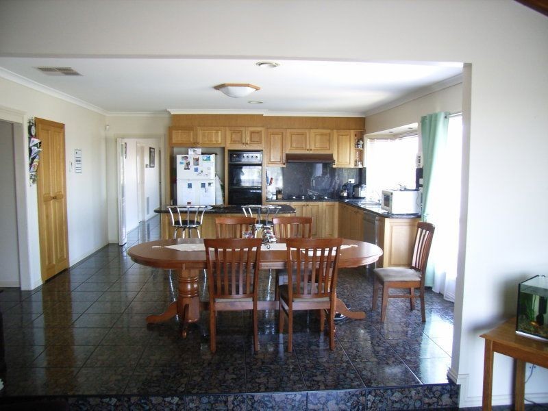 50 Benaroon Dve, Lalor VIC 3075