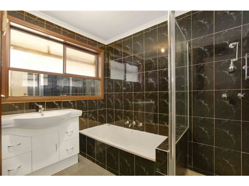 2 Gunsynd Close, Thomastown VIC 3074