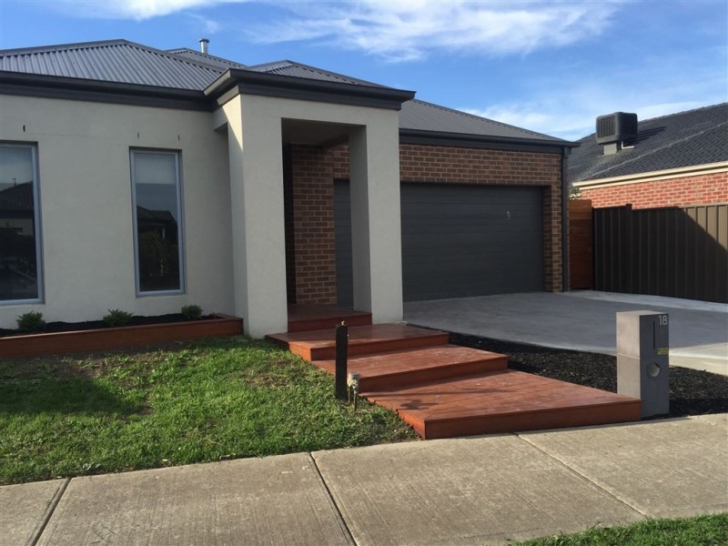 18 Healesville Loop, Craigieburn VIC 3064