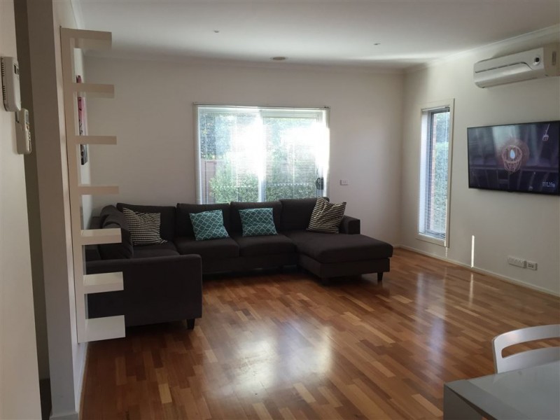 18 Healesville Loop, Craigieburn VIC 3064