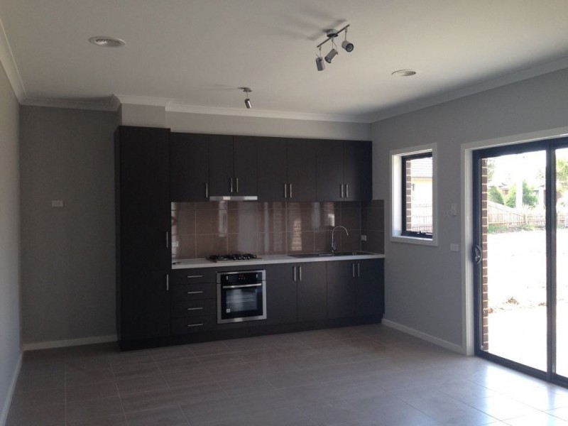 2/27 Travers Street, Thomastown VIC 3074