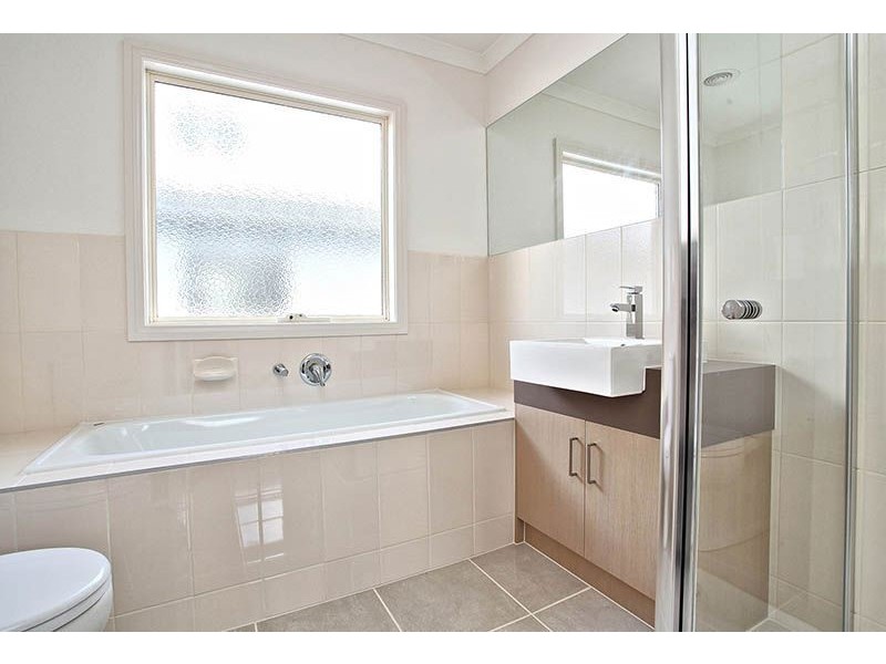 16 Riverside Drive, South Morang VIC 3752