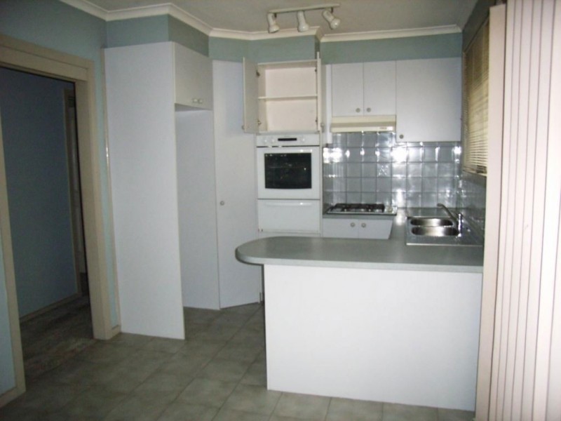 2/22 Robinvale Avenue, Thomastown VIC 3074