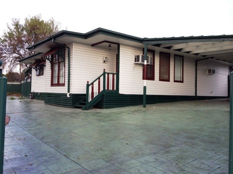 33 Bolderwood Parade, Reservoir VIC 3073